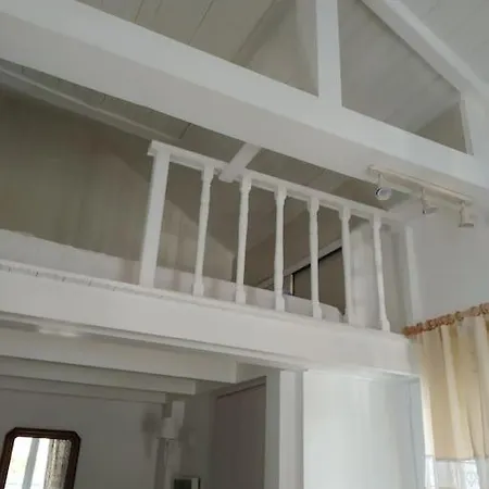 Emeraldi House Vlikhon